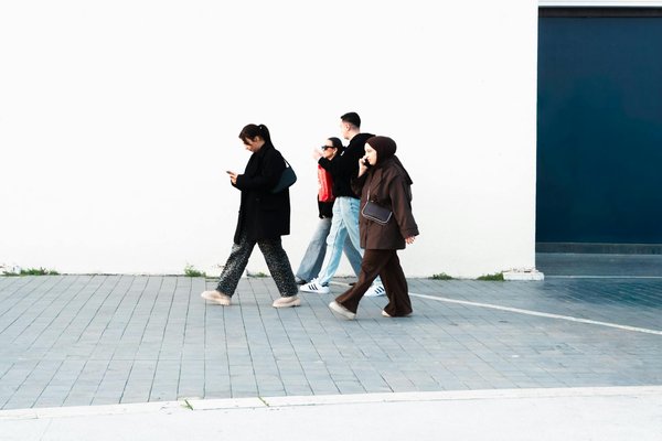 How to design real estate projects that encourage the use of public transportation through strategic placement and amenities?